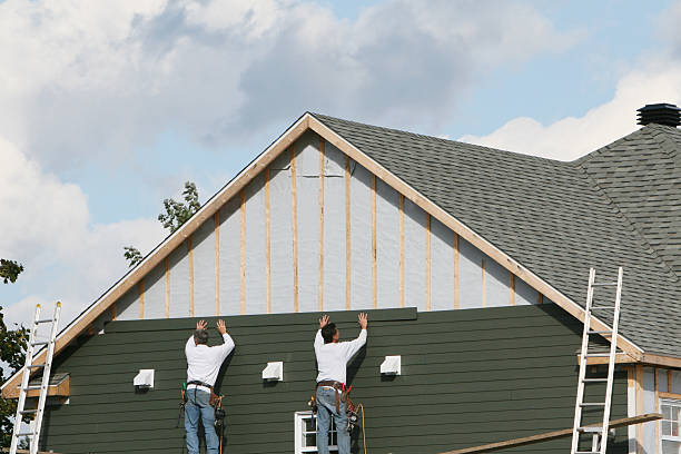 Professional Emergency Siding Repair technician working in New London, MN